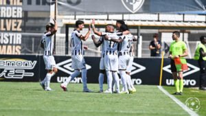 Portimonense derrota Chaves com gol incrível no último minuto e sai da zona de rebaixamento na Liga B