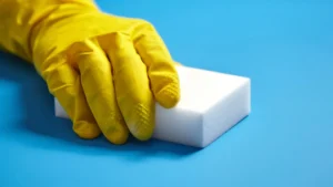 Esponja doméstica com liberação de trilhões de microfibras plásticas